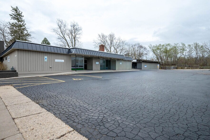 More Photos Of 670 E Calhoun St, Woodstock Flex For Lease