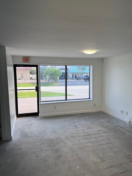 More Photos Of 3942 Arnold Ave, Naples Unknown For Lease
