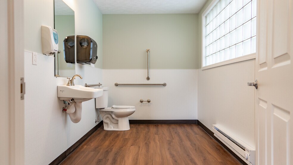 More Photos Of 218 Oak St, Grove City Office For Lease