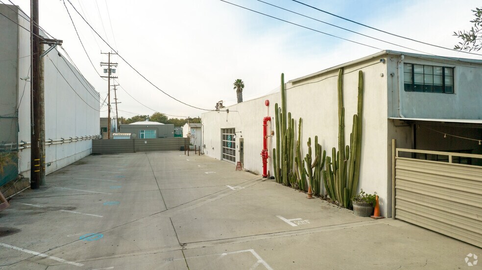 More Photos Of 3249 S La Cienega Blvd, Los Angeles Warehouse For Lease