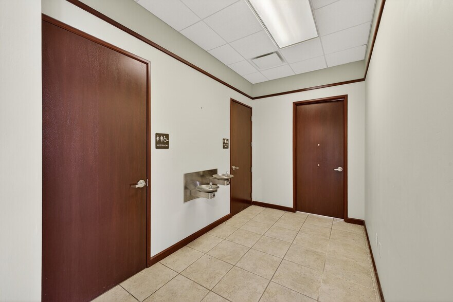 More Photos Of 18031 S Tamiami Trl, Fort Myers Bank For Lease