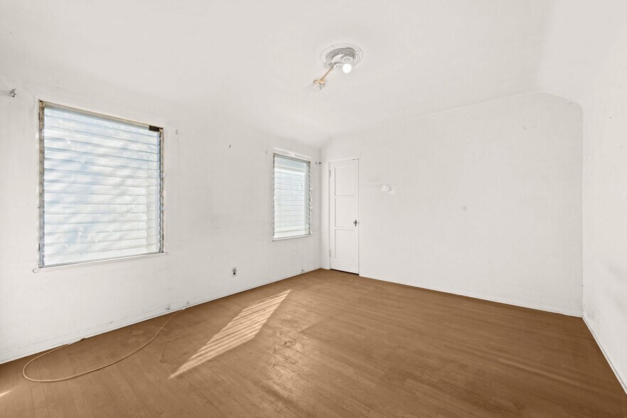 More Photos Of 2106 Valentine St, Los Angeles Apartments For Sale