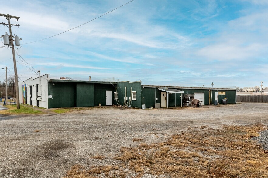 More Photos Of 828 E Main St, Carbondale General Retail For Sale