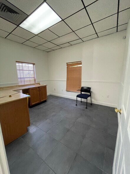 More Photos Of 205 Montgomery Ave, Sarasota Office For Sale