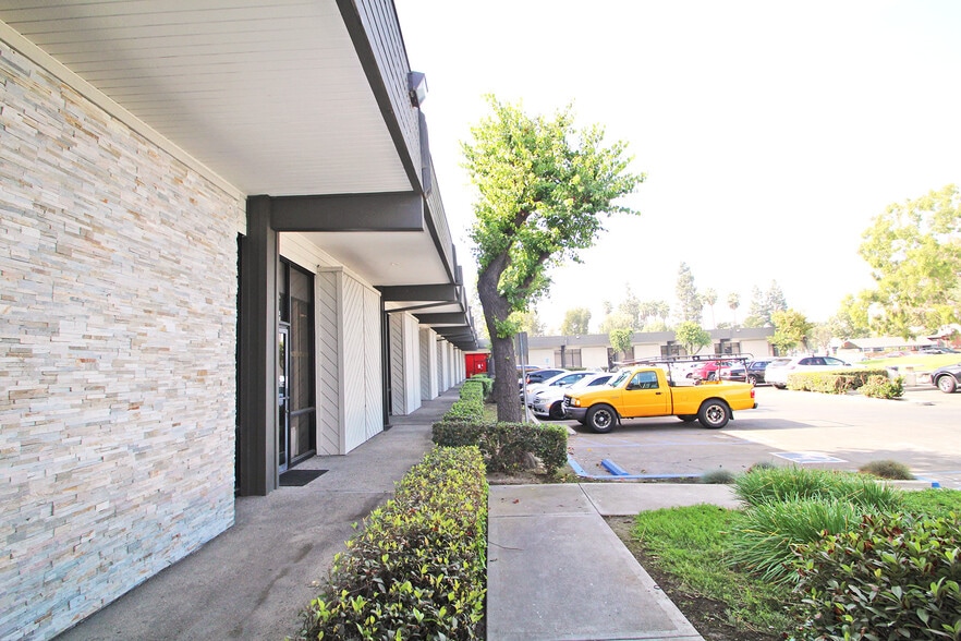 More Photos Of 5900 S Eastern Ave, Commerce Office For Lease