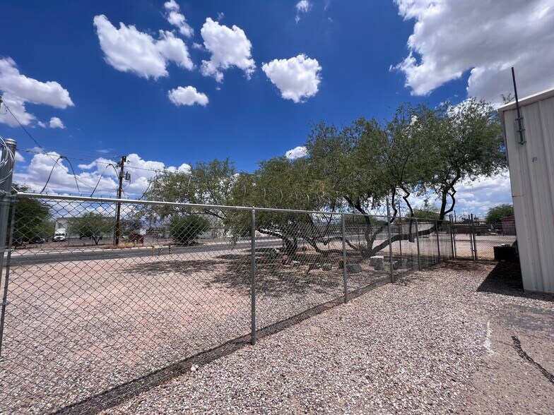 More Photos Of 811 S Santa Rita Ave, Tucson Warehouse For Lease