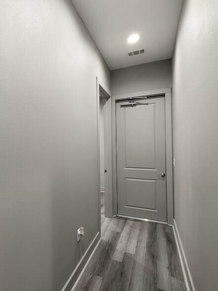 More Photos Of 1765 W Commerce Pky, Beaumont Industrial For Lease