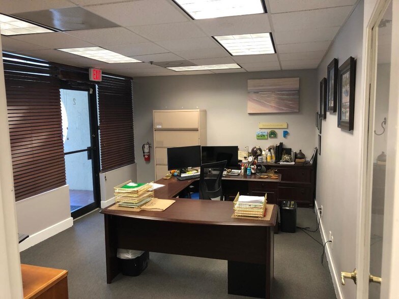 More Photos Of 10180 Riverside Dr, Palm Beach Gardens Warehouse For Lease