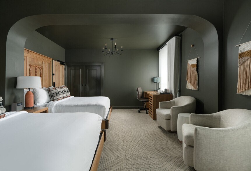 More Photos Of 527-537 State St, Santa Barbara Hotel For Lease