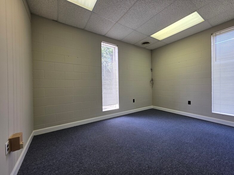 More Photos Of 404 St Andrews Dr, Greenville Office For Lease