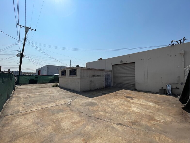 More Photos Of 931-945 W Hoover Ave, Orange Manufacturing For Lease