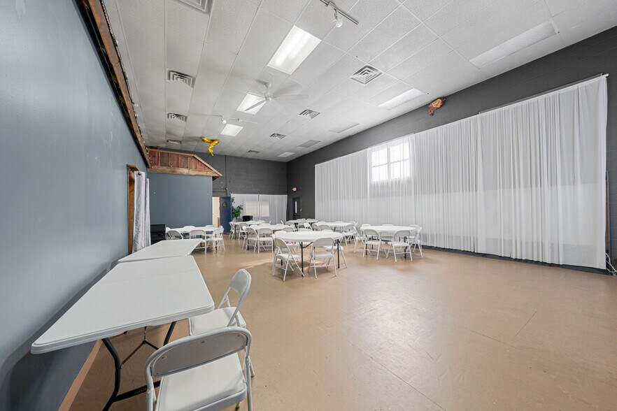 More Photos Of 205 N Race St, Glasgow Storefront Retail Office For Sale