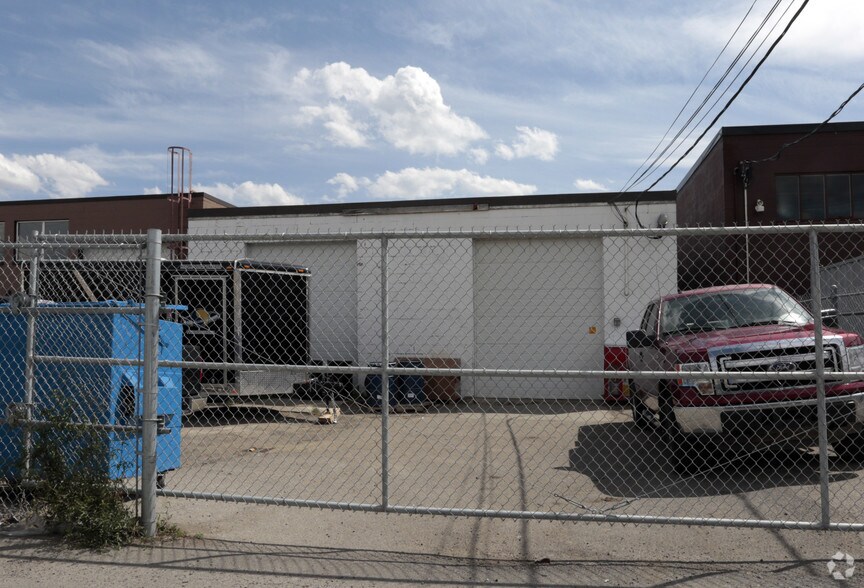 More Photos Of 220 40th Ave NE, Calgary Flex For Sale