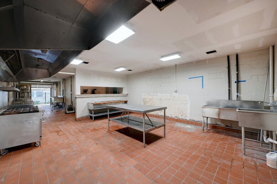 More Photos Of 2200-2204 S WW White Rd, San Antonio Restaurant For Lease