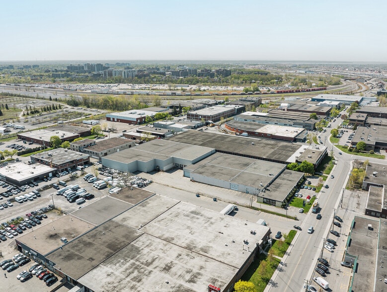 More Photos Of 5660 Rue Ferrier, Mont-Royal Distribution For Lease