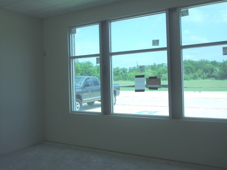 More Photos Of 1940 Enchanted Way, Grapevine Office For Sale