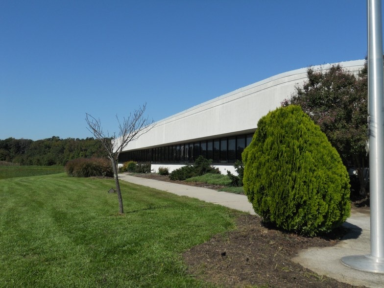 More Photos Of 60 Starlifter Ave, Dover Warehouse For Lease