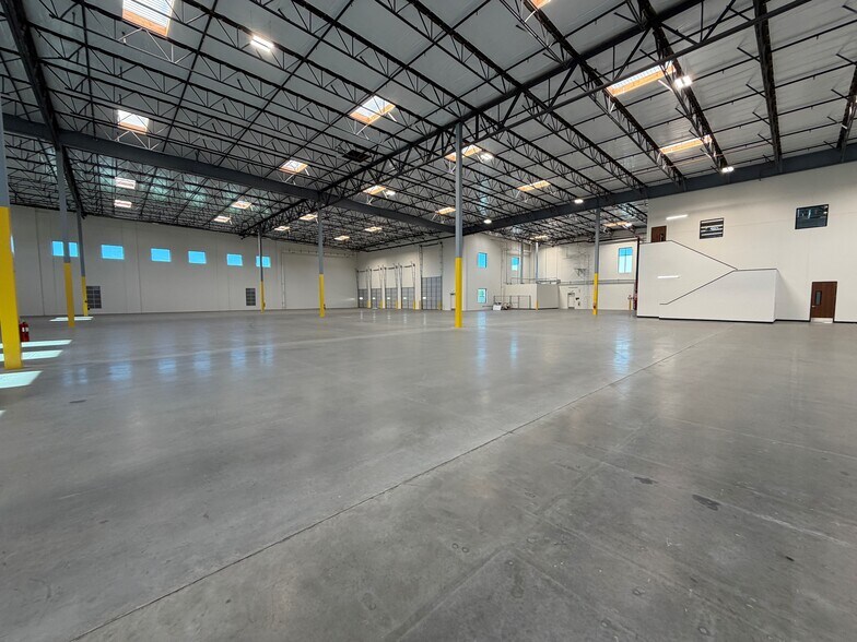 More Photos Of 16320 Raymer St, Van Nuys Warehouse For Lease