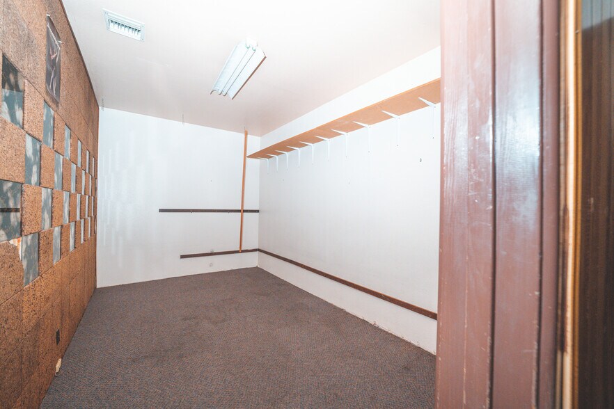 More Photos Of 20942-20948 Bloomfield Ave, Lakewood Unknown For Lease