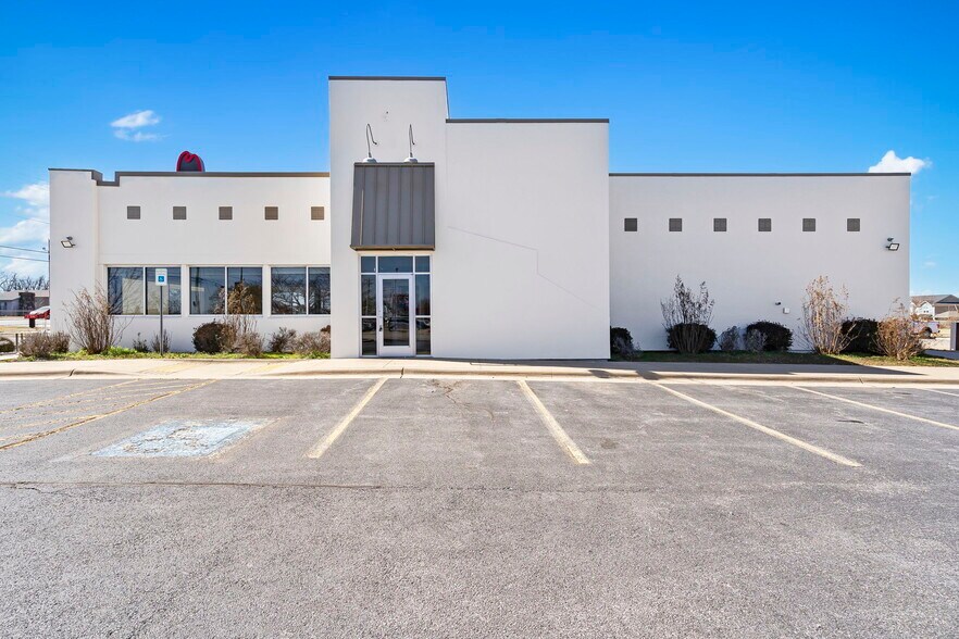 More Photos Of 7420 W Sunset Ave, Springdale Restaurant For Lease