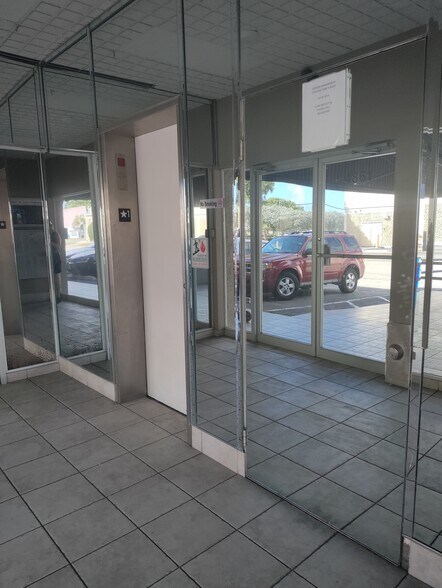 More Photos Of 4861 N Dixie Hwy, Oakland Park Office Residential For Lease