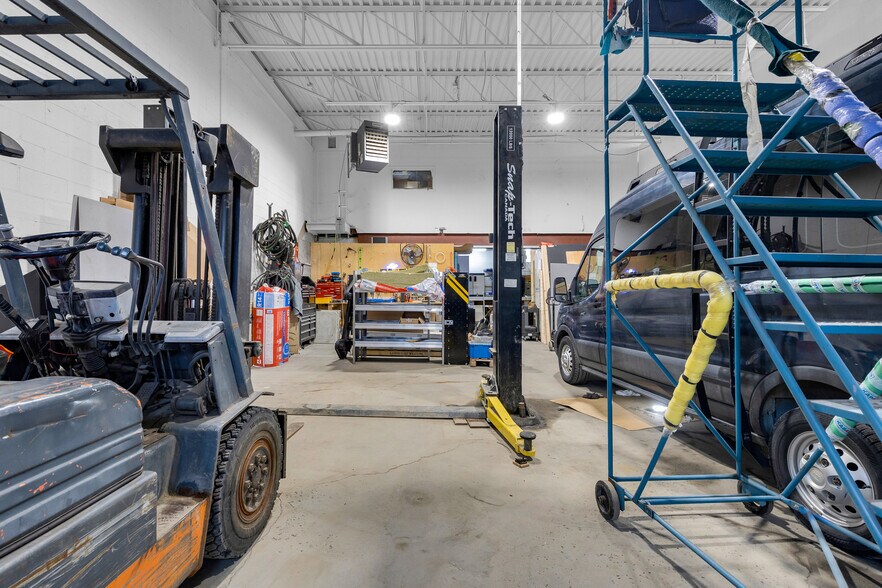More Photos Of 150 Boul Saint-Martin O, Laval Light Distribution For Lease
