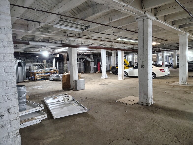 More Photos Of 737 W Cleveland Ave, Milwaukee Warehouse For Sale