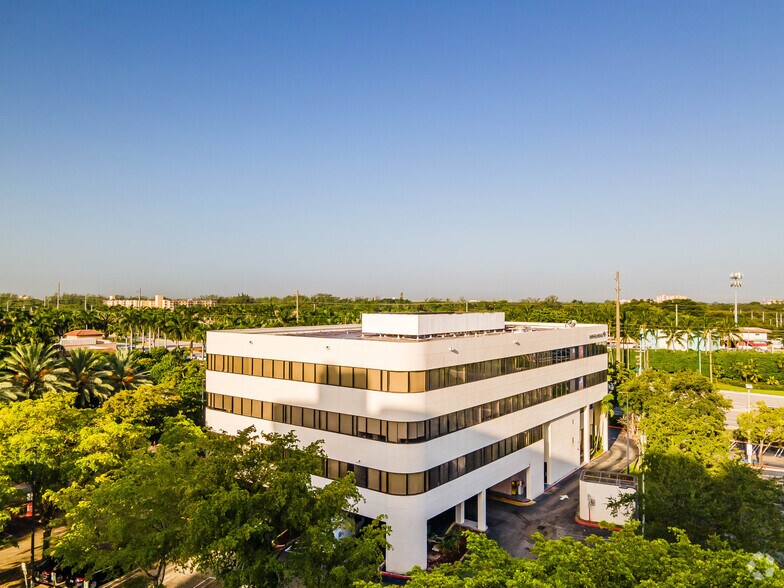 More Photos Of 18305 Biscayne Blvd, Aventura Office For Lease