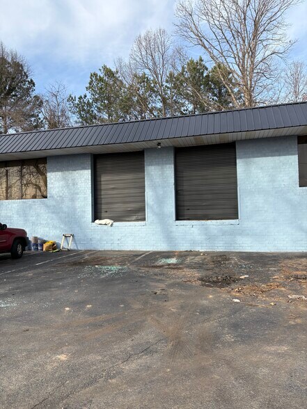 More Photos Of 5926-5940 N Tryon St, Charlotte Warehouse For Lease