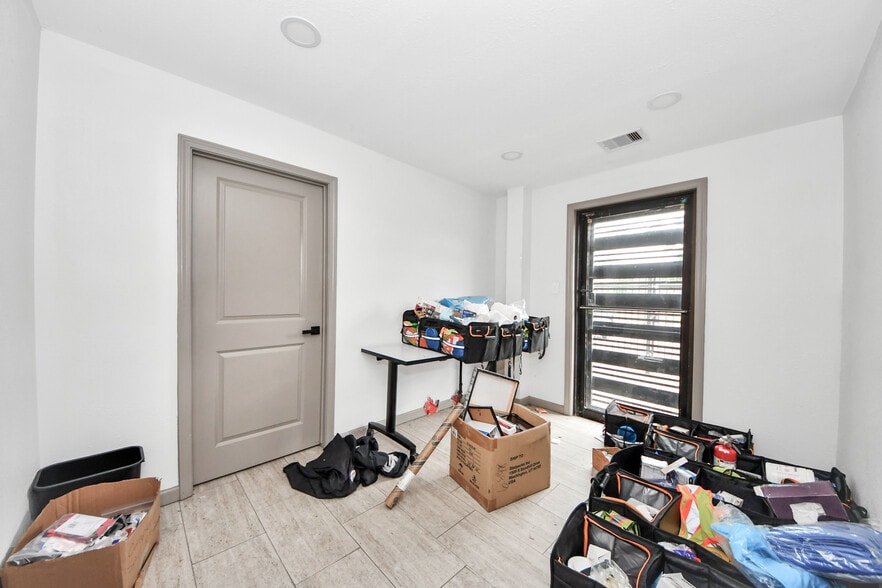 More Photos Of 8603 Shoal Creek Dr, Houston Warehouse For Sale