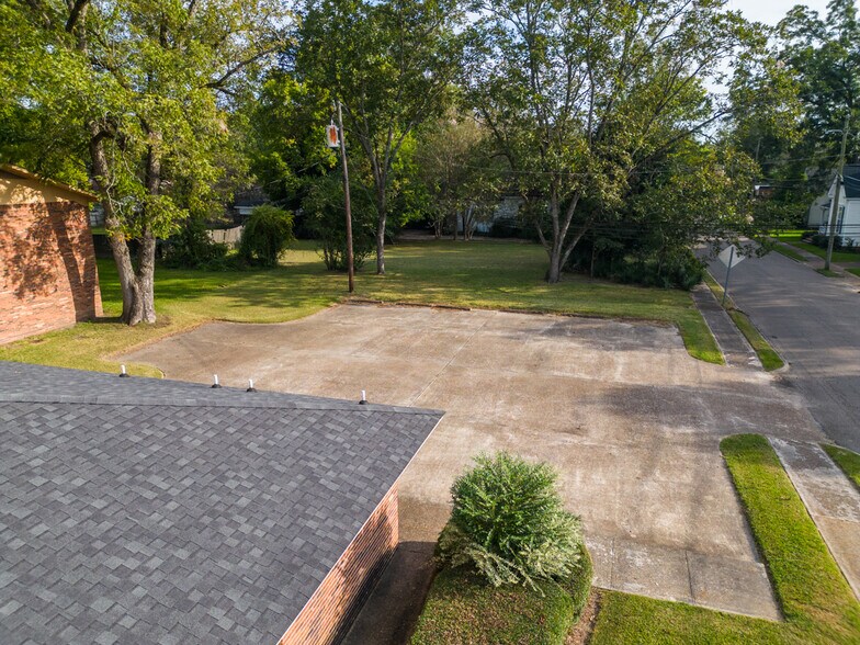 More Photos Of 900 E Broad St, West Point Office For Sale