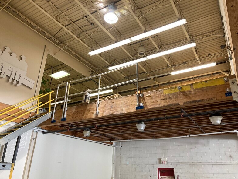More Photos Of 221 S 31st St, Kenilworth Warehouse For Lease