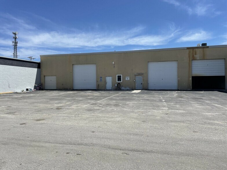 More Photos Of 944 Country Club Blvd, Cape Coral Warehouse For Lease