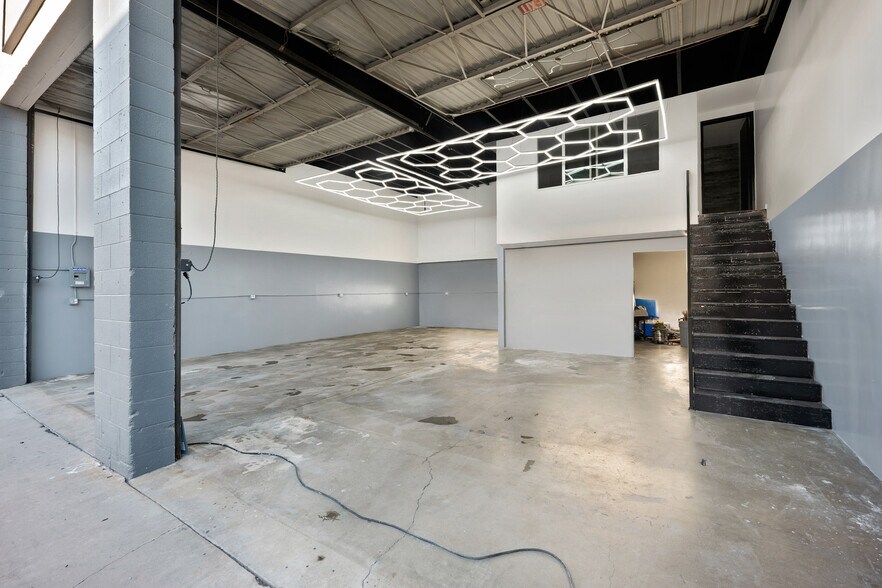 More Photos Of 20222-20230 Saticoy St, Winnetka Auto Repair For Lease