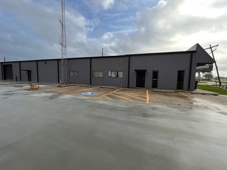 More Photos Of 1910 W Cardinal Dr, Beaumont Industrial For Lease