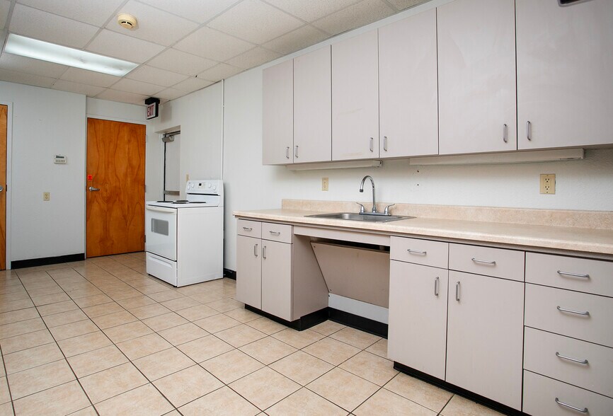 More Photos Of 415 Beckham Ave, Tyler Storefront For Sale