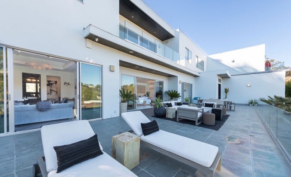 More Photos Of 12148 Travis St, Los Angeles Healthcare For Lease