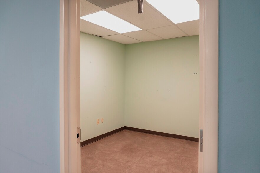 More Photos Of 1712 S Staples St, Corpus Christi Office For Lease