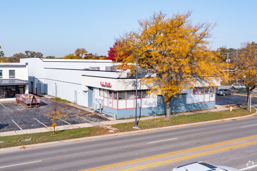 More Photos Of 1766 Waukegan Rd, Glenview Unknown For Lease