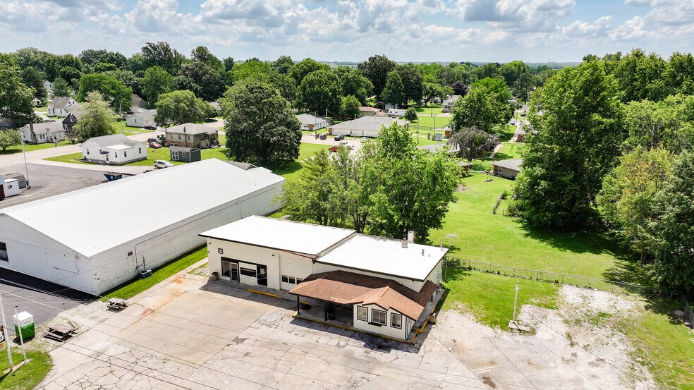 More Photos Of 406 W Carpenter St, Jerseyville Flex For Sale