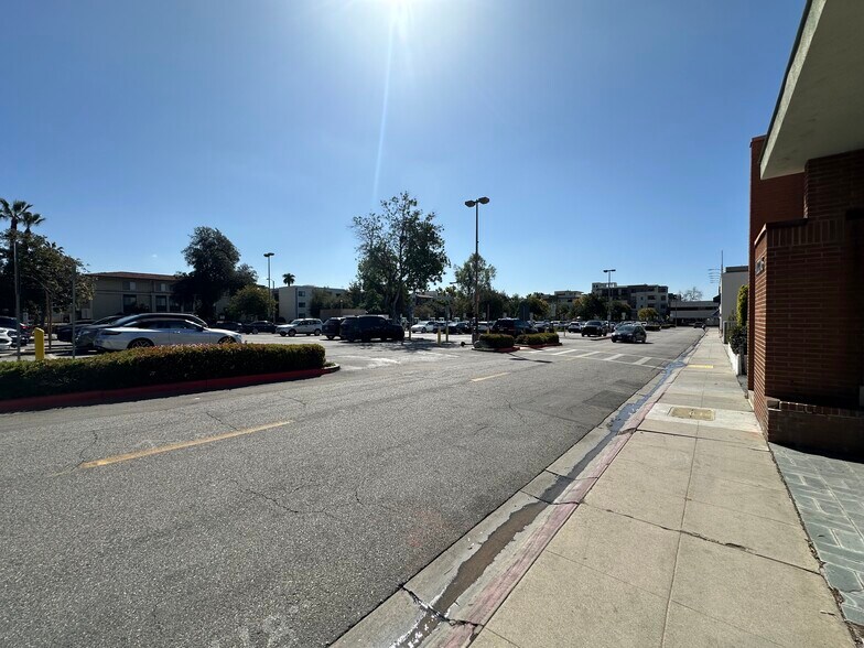 More Photos Of 396-400 S Lake Ave, Pasadena Storefront For Lease