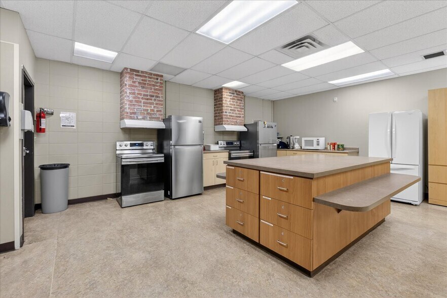 More Photos Of 11831 123 St NW, Edmonton Office For Sale