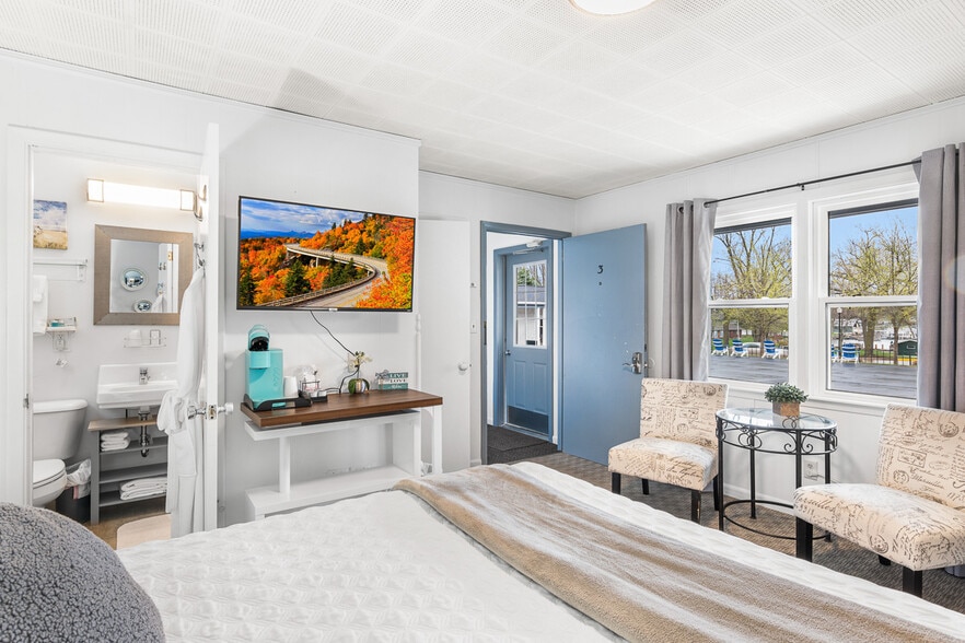 More Photos Of 488 South St, Green Lake Hotel For Sale