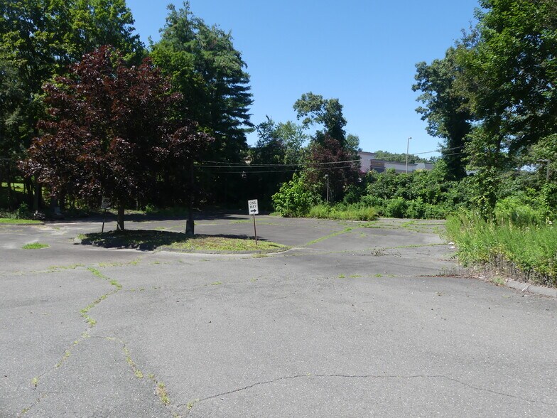 More Photos Of 275-279 W Main St, Avon General Retail For Lease