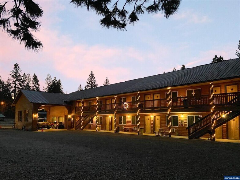 More Photos Of 179 S Mill St, Sumpter Hotel For Sale