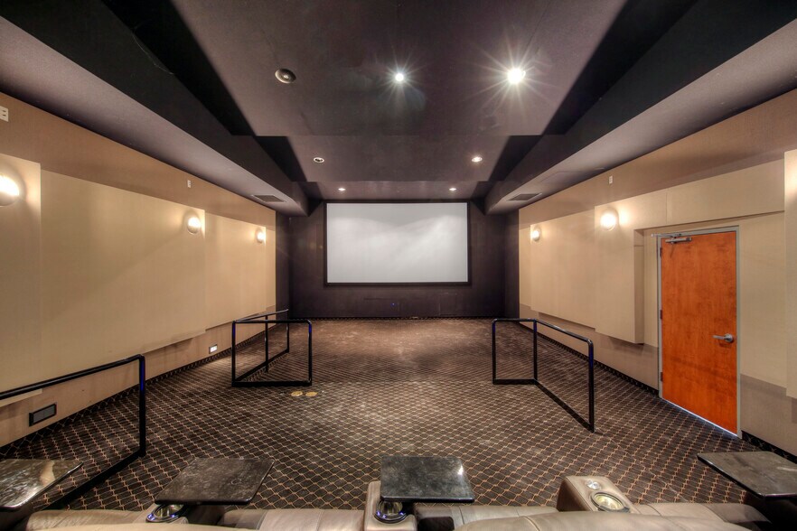 More Photos Of 5325 Topanga Canyon Blvd, Woodland Hills Office Residential For Lease