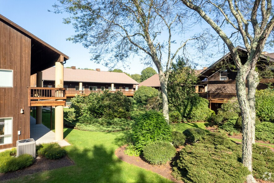 More Photos Of 24 Salt Pond Rd, Wakefield Medical For Lease