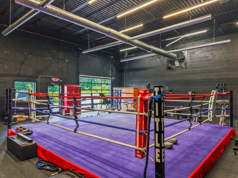 More Photos Of 4827 Gate City Blvd, Greensboro Showroom For Sale