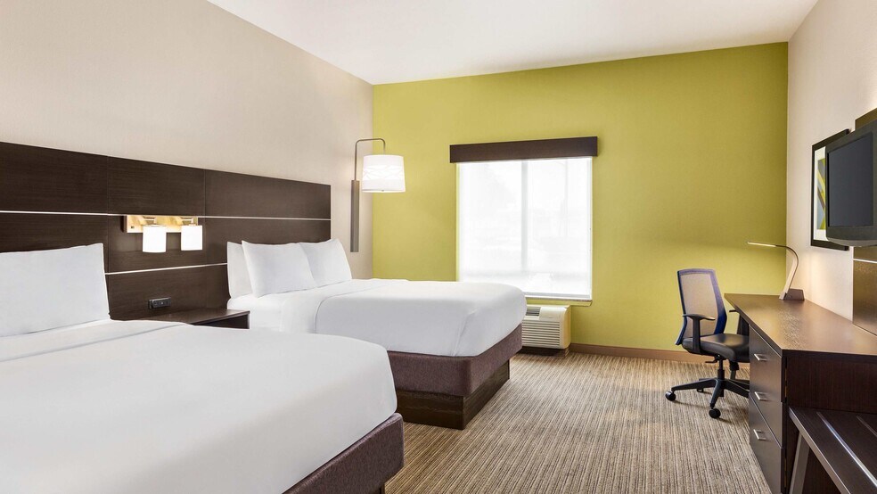 More Photos Of 102 Spencer Ln, San Antonio Hotel For Sale