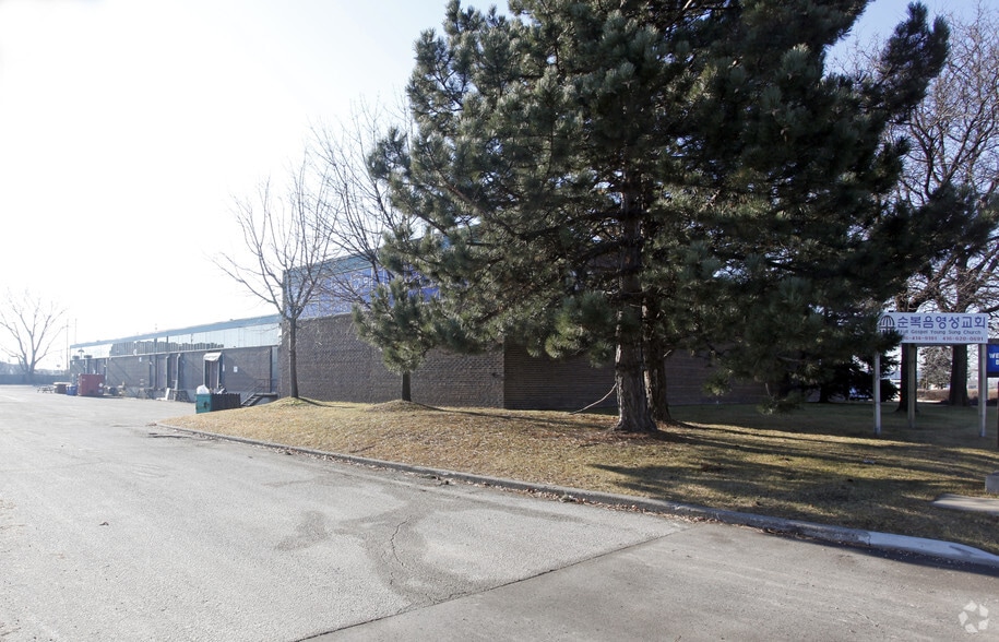 More Photos Of 1 Westside Dr, Toronto Light Distribution For Lease